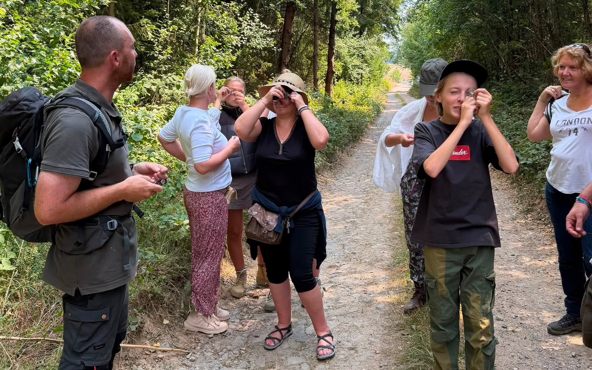 Élèves du cursus en sortie botanique, à la loupe